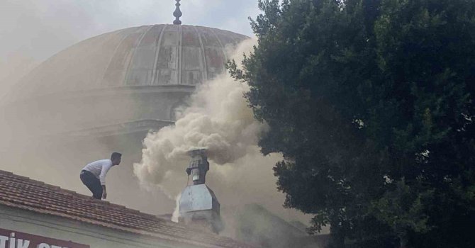 Antalya’da restoran bacasındaki yangın sokağı dumana boğdu