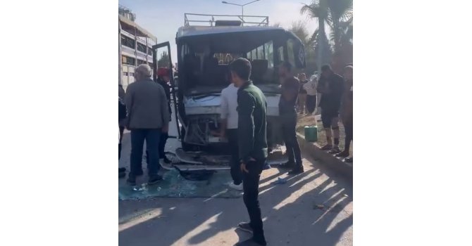 Biri işçi servisi 3 aracın karıştığı kazada 4 kişi yaralandı