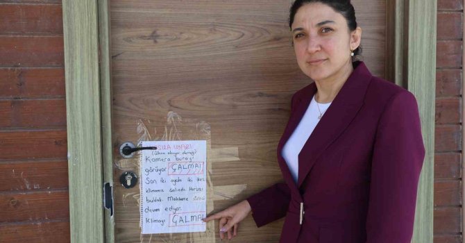 Depremzede öğrencilerin eğitim gördüğü kütüphaneye dadanan klima hırsızlarına not asıp "Lütfen Çalma" diyerek seslendiler