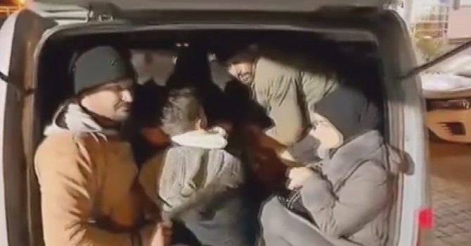 Hafif ticari araca tıka basa doldurulan  13 göçmen yakalandı