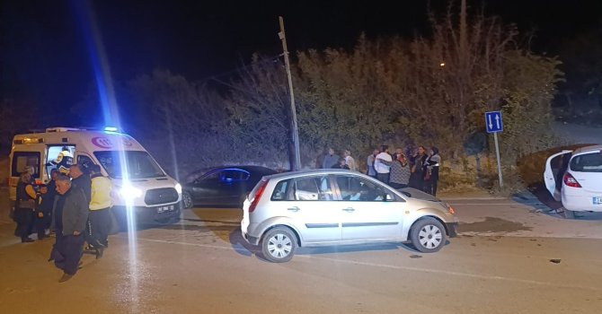 Otomobiller çarpıştı: 3 yaralı