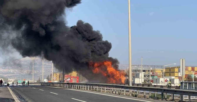 Mazot yüklü tanker alev alev yandı, gökyüzünü kara dumanlar kapladı