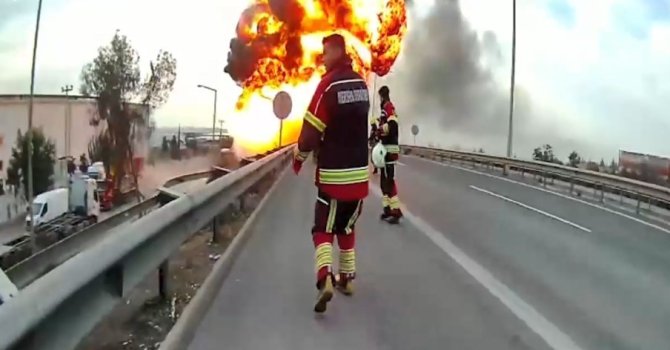 Mersin itfaiyesi felaketi önledi: Patlamalar yaşanarak yanan tanker 26 bin litre yakıt taşıyormuş