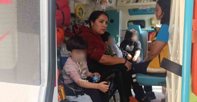 Alevler içindeki dairede mahsur kalan 3 küçük çocuğu inşaat işçileri ve mahalle sakinleri kurtardı