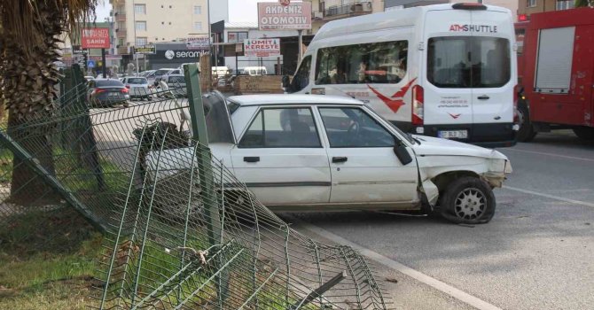 Serik’te yoldan çıkan otomobil bariyerlere çarparak durabildi