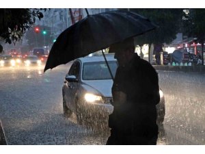 Sarı alarm ile uyarılan Antalya’da sağanak etkisini gösteriyor