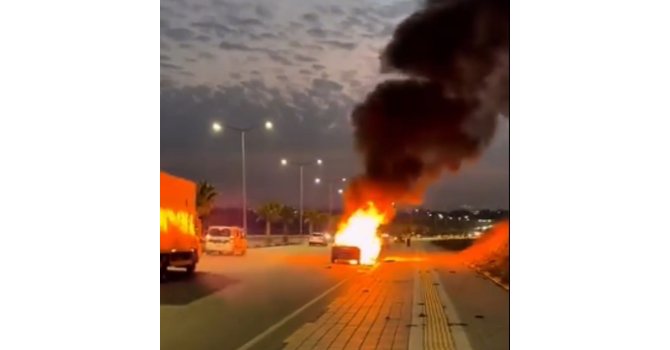 Adana’da seyir halindeki otomobil alev alev yandı