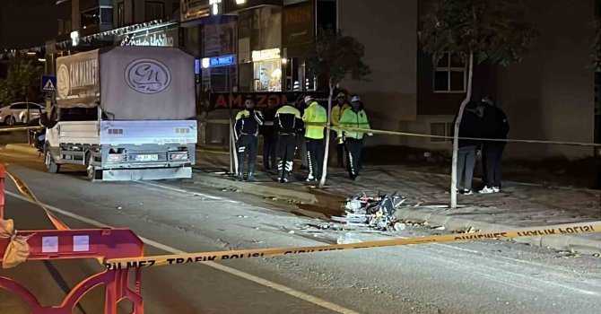 Polisten kaçan motosikletli, park halindeki kamyonete çarptı: 1 ölü 1 yaralı