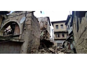 Daha önce yangında zarar gören eski bina yağışlı havada çöktü