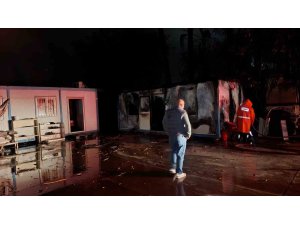 Yıldırım yangına sebep oldu konteyner küle döndü