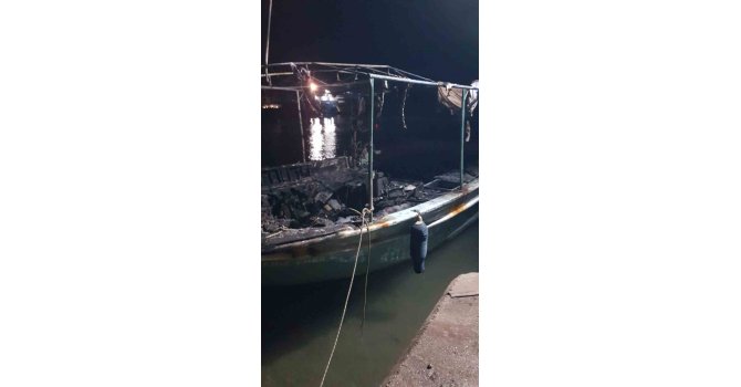 Antalya’da düşen yıldırım 3 tekneyi küle çevirdi