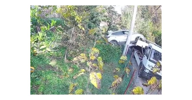 Çekiciye yüklenirken geri viteste unutulan araç rampadan uçtu: 2 yaralı