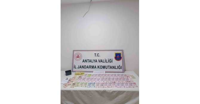 Antalya’da mahalle muhtarı kumar oynatırken yakalandı