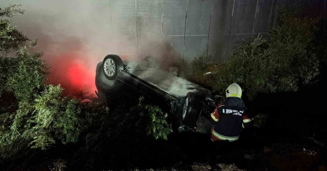 Kaza yapıp ters dönen elektrikli araçtaki yangına ekipler müdahale etti