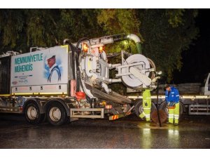 Mersin Büyükşehir Belediyesi ve MESKİ ekipleri gece boyunca görev yaptı