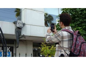 Penceredeki cansız manken ‘hırsız’ı görenler, polisi arıyor, taş atıyor