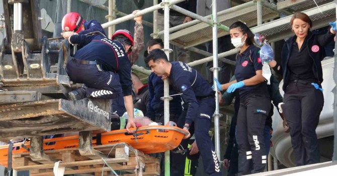 Antalya’da inşaat iskelesinden düşen işçi ağır yaralandı