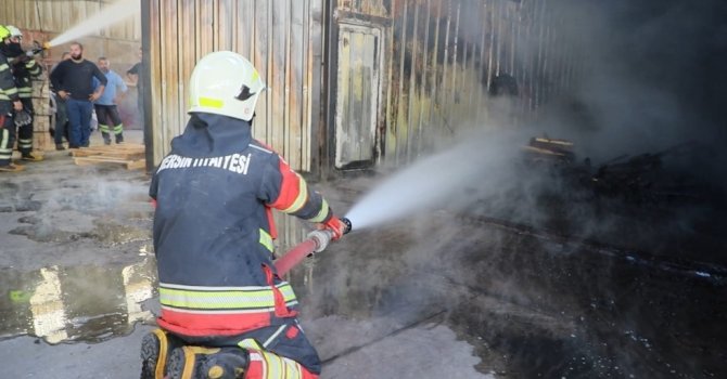 Mersin’de palet imalathanesinde çıkan yangın kontrol altına alındı