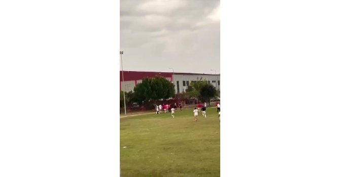 Adana’da amatör maçta saha karıştı