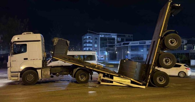 Demir rulo yüklü dorse ortadan ikiye ayrıldı