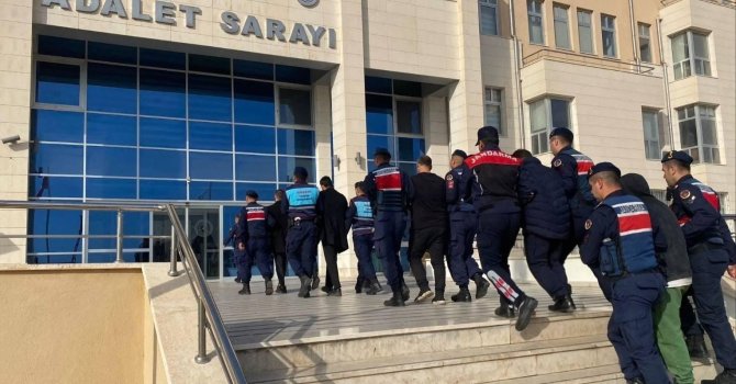 Mersin’de tekneye kaçak sigara operasyonu: 6 tutuklama