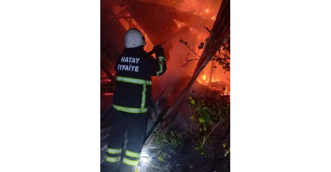 Erzin’de baraka alevlere teslim oldu