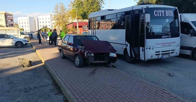 Ehliyetsiz sürücünün kullandığı otomobil halk otobüsü ve motosiklete çarptı: 1 yaralı