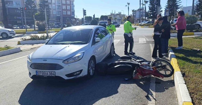 Yaya geçidinde otomobil ile motosiklet çarpıştı: 1 yaralı