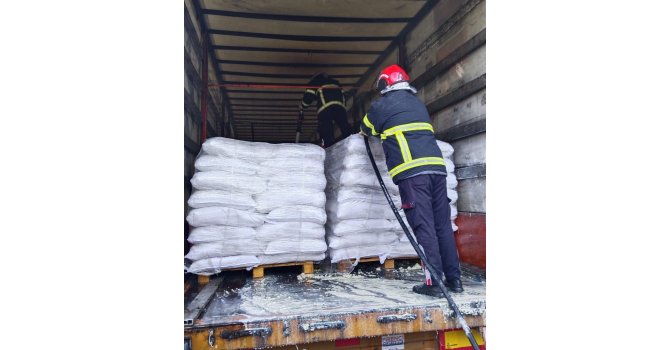 Osmaniye’de seyir halindeki soya yüklü tırda yangın çıktı