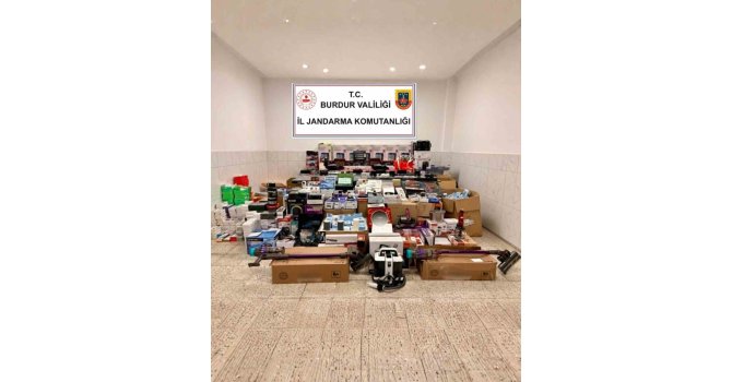 Burdur’da 1 milyon 300 bin liralık kaçak ürün ele geçirildi: 1 gözaltı
