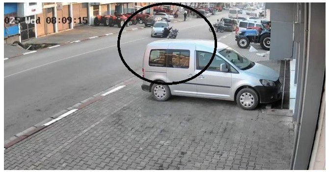 Otomobille çarpışan motosikletteki 2 kişi metrelerce savruldu