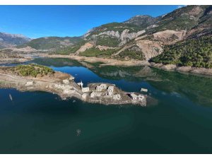 Kuraklık Kıbrıs’a içme suyu sağlayan barajı da vurdu: Su altındaki köy ortaya çıktı