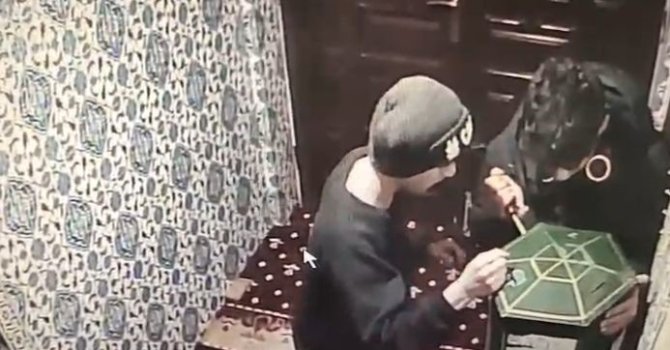 Camideki bağış kutusunu açamayan acemi hırsızlık şüphelileri kamerada