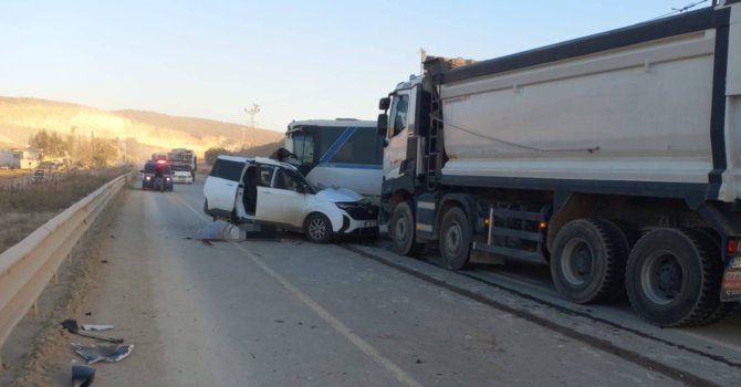 Hafif ticari araçla minibüs çarpıştı: 1 ölü