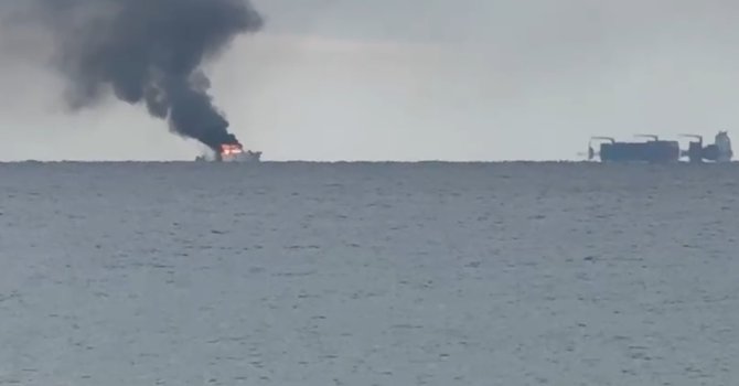 Kalkan açıklarında alev alan lüks teknedeki kaptan Sahil Güvenlik ekiplerince kurtarıldı