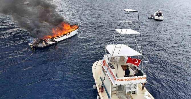 Kalkan açıklarında lüks teknenin alev alev yandığı anlar dronla görüntülendi