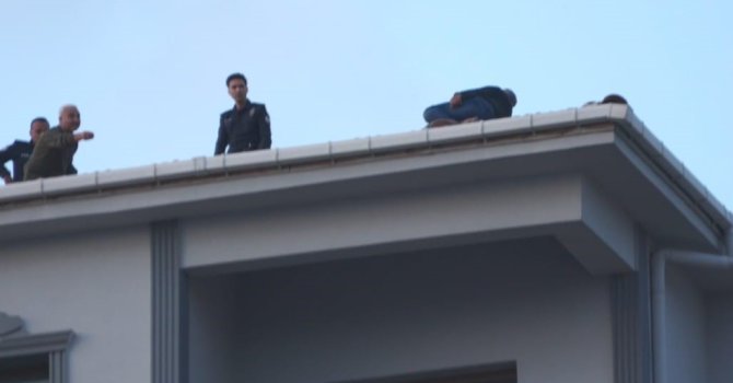 Çatıya çıktı, 80 bin TL’lik alacağını tahsil edince ikna olup indi