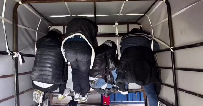 Kamyonette tavana tutunarak saklanmaya çalışan 4 göçmen yakalandı