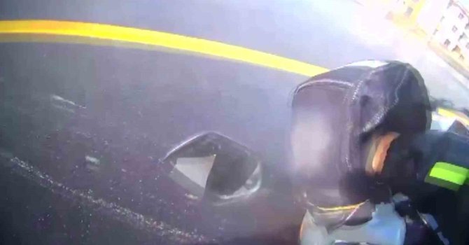 Kazayı burnu kanamadan atlatan motosikletlinin yardımına koşan sürücü yürekleri ısıttı