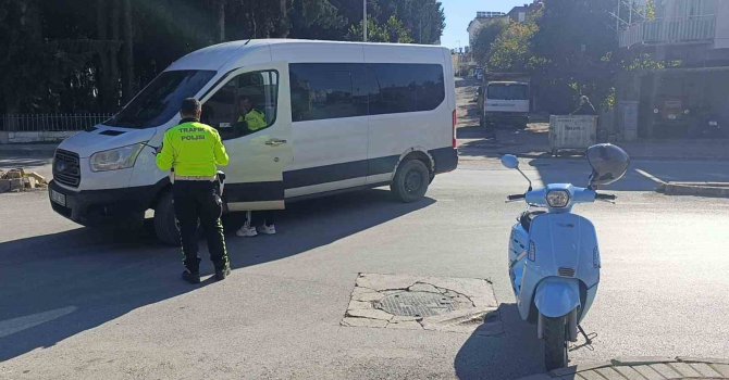 Manavgat’ta minibüsle çarpışan motosikletli yaralandı