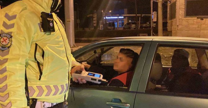 Alkollü otomobil kullanan gencin ehliyetine 6 ay el konuldu