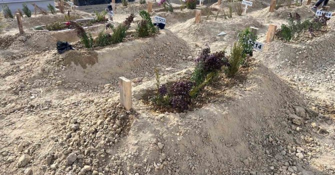 Mersin’de komşusu tarafından öldürülen anne ve oğlu toprağa verildi