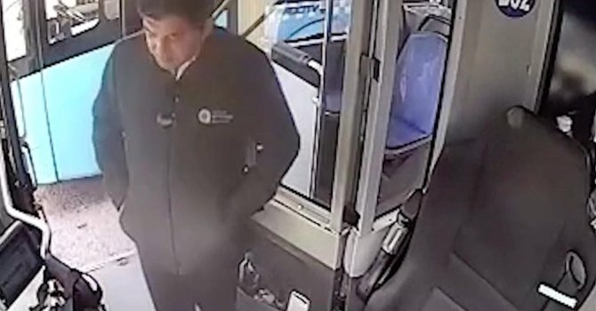 Yaşlı adamın otobüste unuttuğu içinde 4 bin euro olan çantanın başında adeta nöbet tuttu