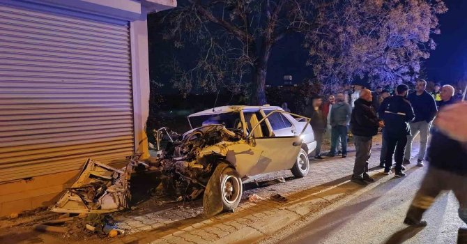 Otomobil konteynere, kamyonete ve evin duvarına çarptı: 1 ölü, 1 yaralı