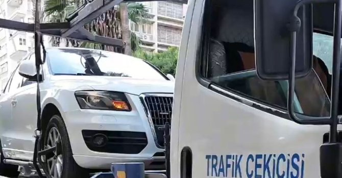 Adana’da engelli park yerlerine araçlarını koyan sürücülere ceza kesildi