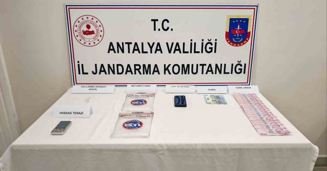 Araçta yapılan aramada 1 kilo 185 gram metamfetamin ele geçirdi