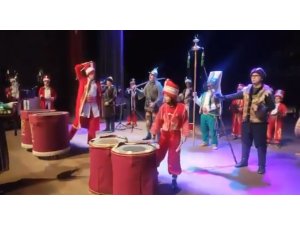 Mehteranda kösü düşmana vurur gibi vuran genç sosyal medyayı salladı