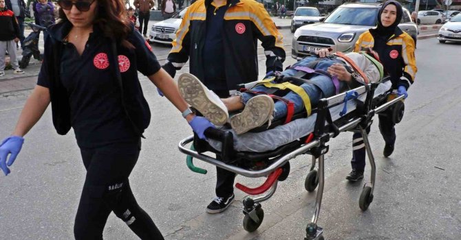 Taksi ile çarpışan motosikletli gençler metrelerce sürüklendi