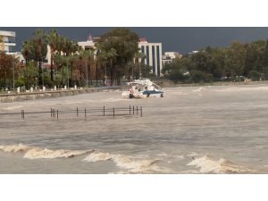 Finike’de fırtına sebebiyle tekne kıyıya sürüklendi, denizin rengi çamura döndü