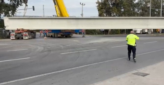 Tonlarca ağırlıktaki beton blok taşıyan tırın tekeri koptu
